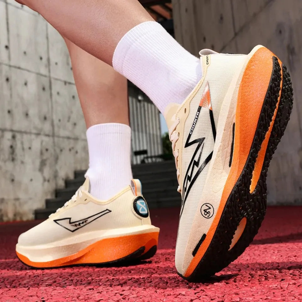 Tênis de corrida com placa de carbono, especializados para maratona.